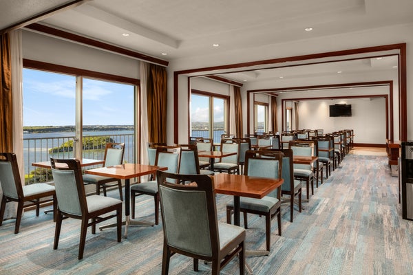 设施_CLUB LOUNGE_丽嘉皇家拉古娜关岛度假村